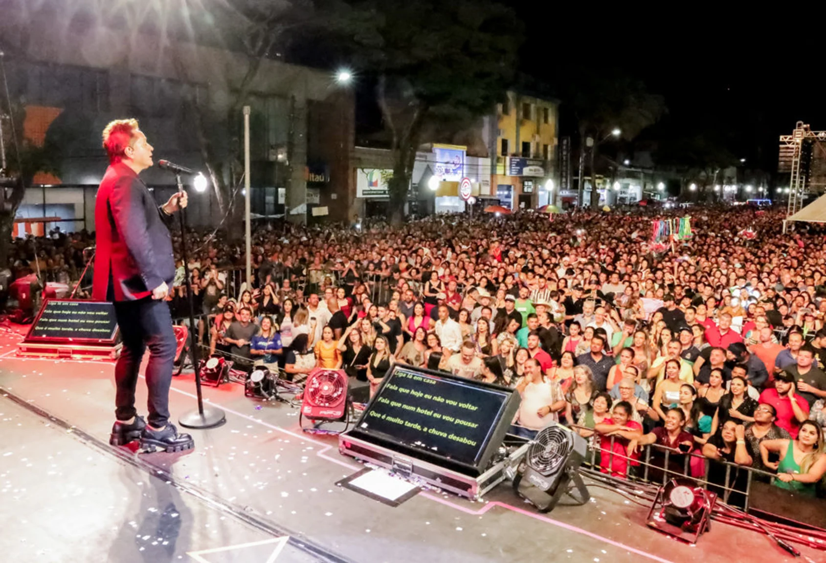 Artista no palco diante de um grande público